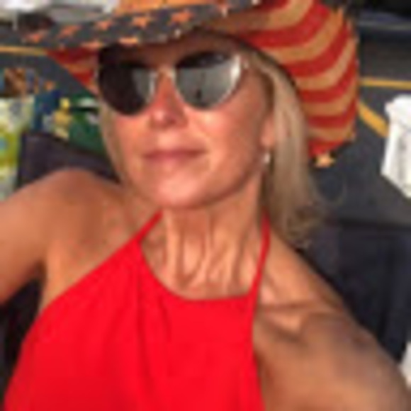 Profile Picture of Nada Barzelatto (@nadabarzelatto) on Poshmark