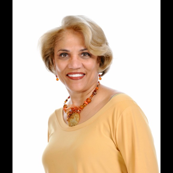 Profile Picture of Lucy Shaw (@niyarenee) on Poshmark