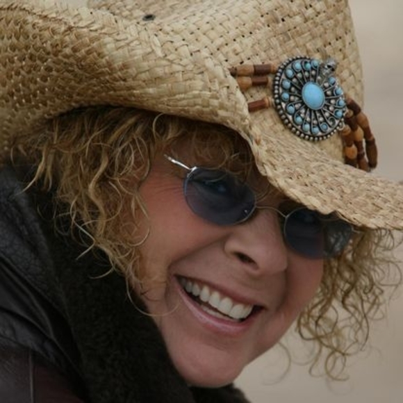 Profile Picture of Bobbie Weiner (@bobbieweiner) on Poshmark