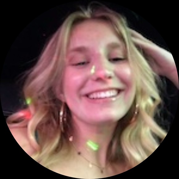 Profile Picture of Mia Onufrak (@miaonufrak) on Poshmark