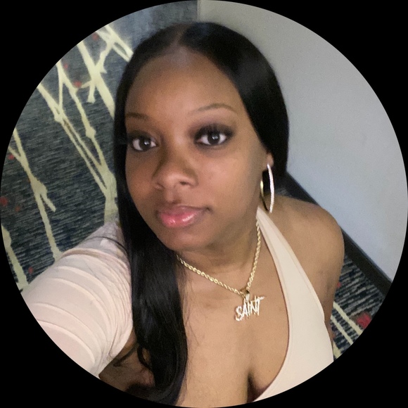 Profile Picture of Dominique Roy (@domroy08) on Poshmark