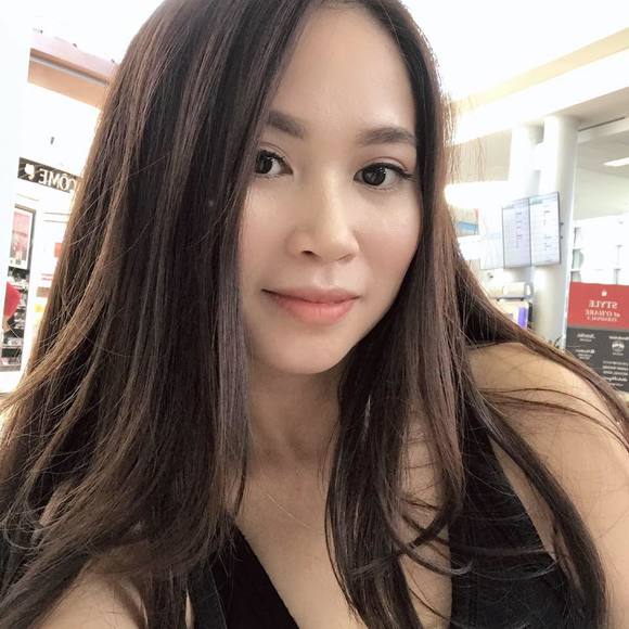 Profile Picture of Cuc Le (@cucle87) on Poshmark