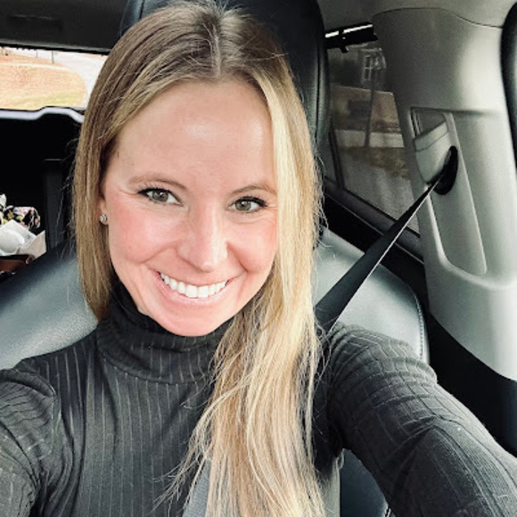 Profile Picture of Nichole Irmer (@nirmer25) on Poshmark
