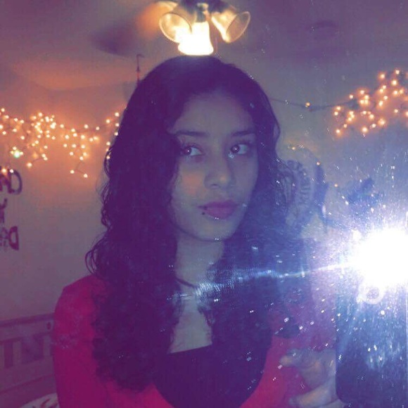 Profile Picture of Yessenia Gonzalez (@yesseniag13) on Poshmark