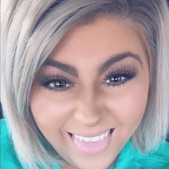 Profile Picture of Amber Bailey (@anvbails) on Poshmark