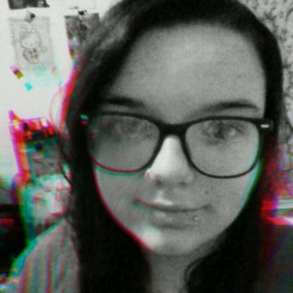 Profile Picture of Emily Glowen (@emmyanntop) on Poshmark