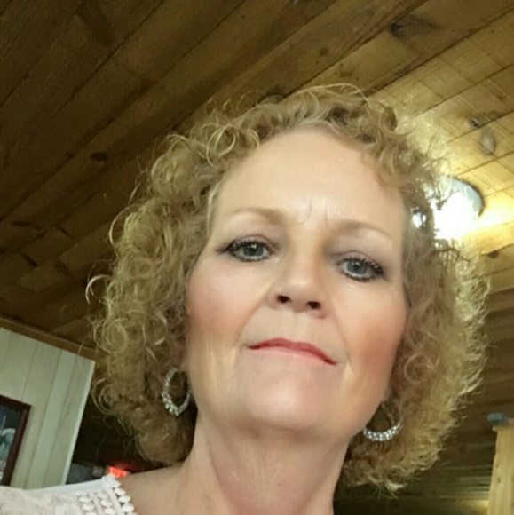 Profile Picture of Cynthia Mills (@copycat56) on Poshmark