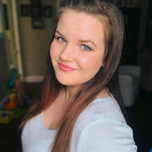 Profile Picture of Rebecca Tapley (@rebeccalewis3) on Poshmark