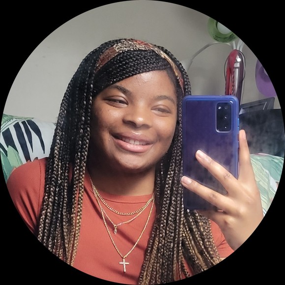 Profile Picture of Leah Epps (@raelechelle) on Poshmark