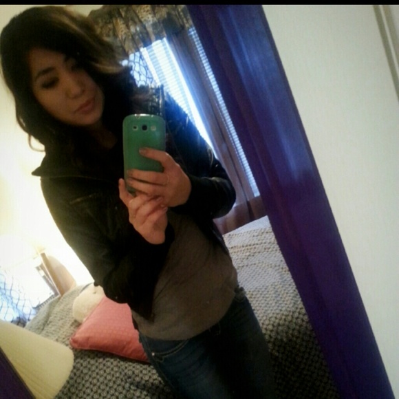 Profile Picture of Andrea Figueroa (@andrea_f115) on Poshmark