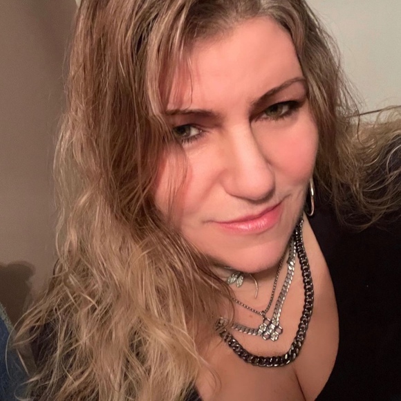 Profile Picture of Donna Bishop-distassio (@dd72719) on Poshmark