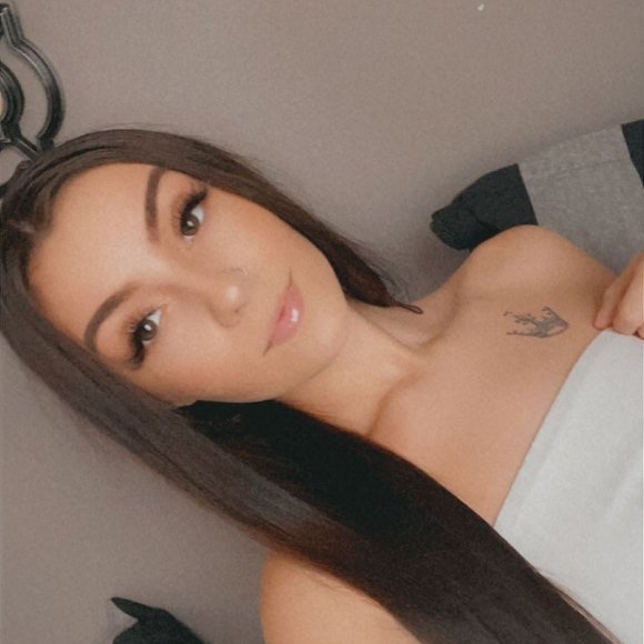 Profile Picture of Danielle Gunnoe (@danielleg32) on Poshmark