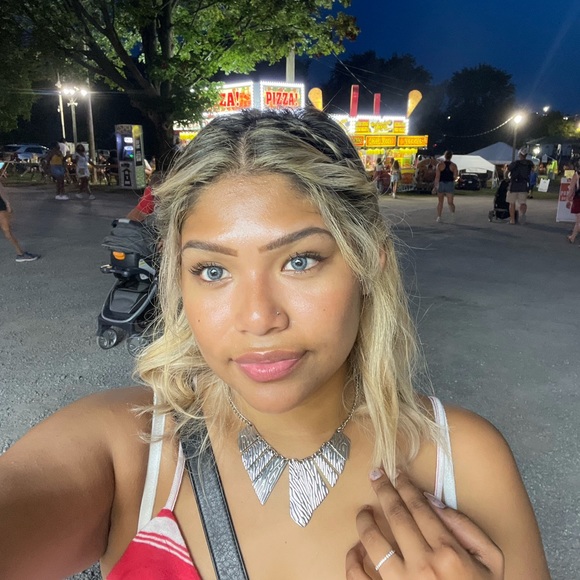 Profile Picture of Nadine Pohren (@nadinepohren) on Poshmark