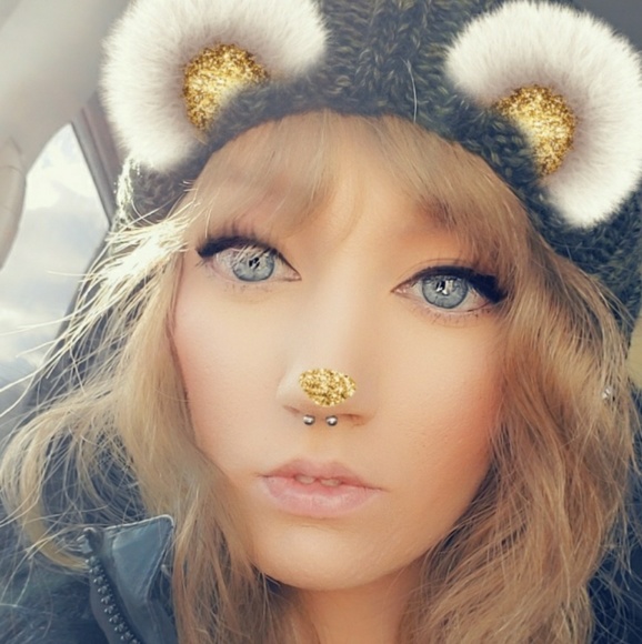 Profile Picture of Brittany Bankes (@brimmycrumbtiny) on Poshmark