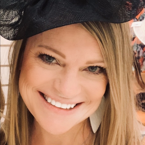 Profile Picture of Heather Lindquist (@hlind74) on Poshmark