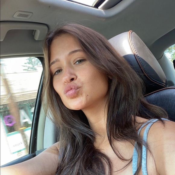 Profile Picture of Lauren Botwright (@l_botwright) on Poshmark