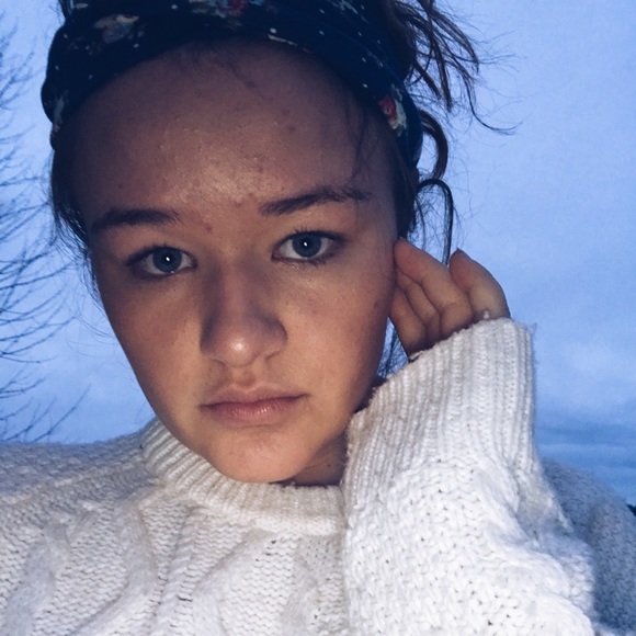 Profile Picture of Maddy Comcowich (@maddycomcowich) on Poshmark