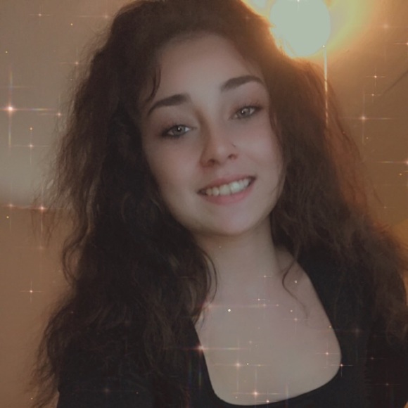 Profile Picture of Olivia Piacente (@ollyannxx) on Poshmark