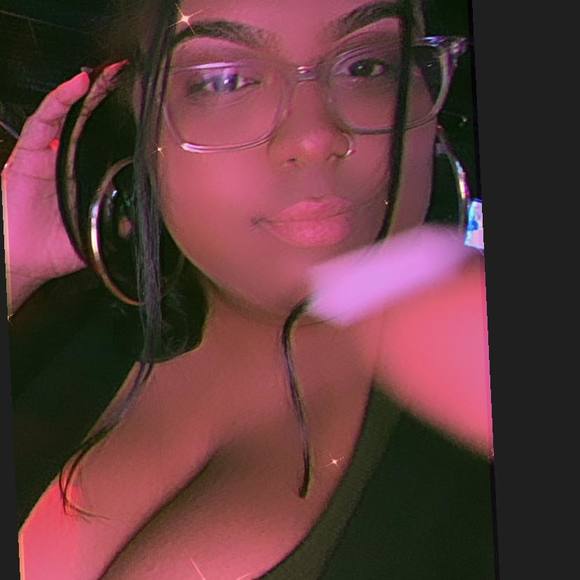 Profile Picture of Isa Perez (@isagloris) on Poshmark