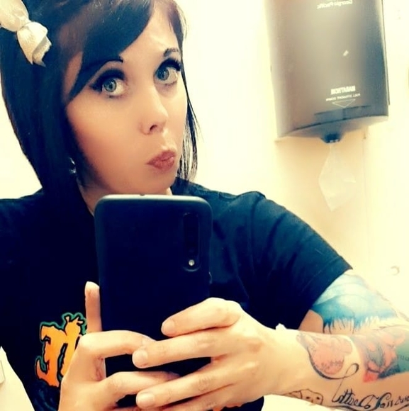 Profile Picture of Tarah Riddle (@tarahriddle) on Poshmark
