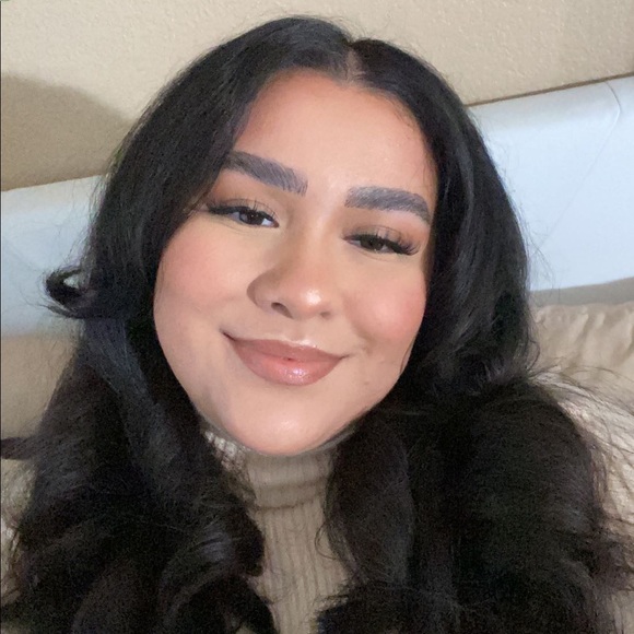 Profile Picture of Veronica Esquivel (@veronica_e2002) on Poshmark
