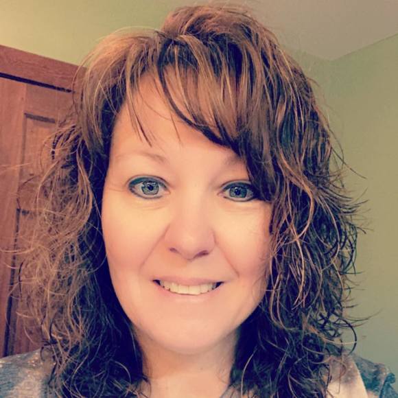 Profile Picture of Vicki Oetjen (@vlz73) on Poshmark