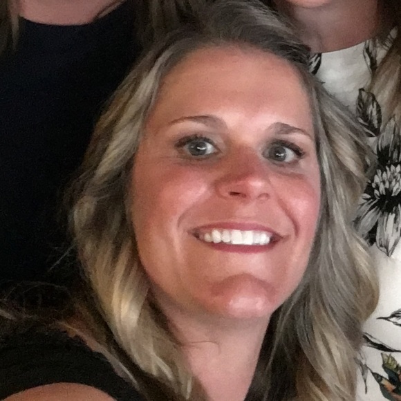 Profile Picture of Sarah Imbus (@imbus) on Poshmark