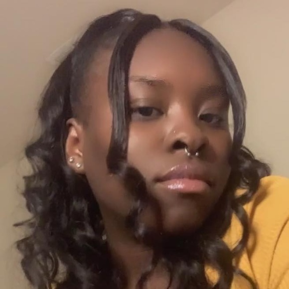 Profile Picture of Ťiăña Ťiañă (@tiannaa115) on Poshmark