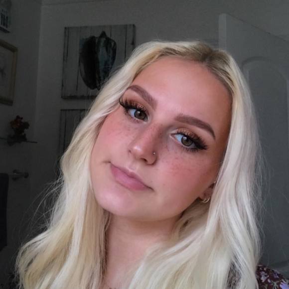 Profile Picture of Vanessa Soos (@kalifornia_xoxo) on Poshmark