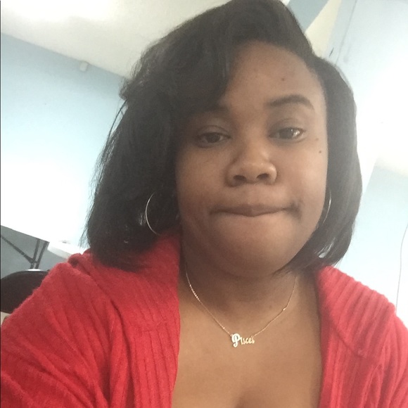 Profile Picture of Vicky Davidson (@shortie_09) on Poshmark