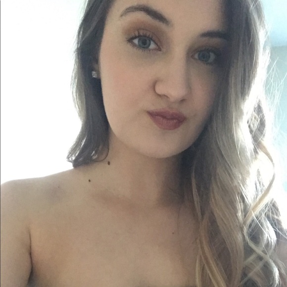 Profile Picture of Sydney Retterath (@s_retterath) on Poshmark