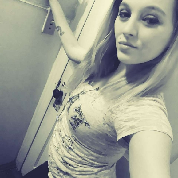 Profile Picture of Hazel Behan (@ashnrob17) on Poshmark