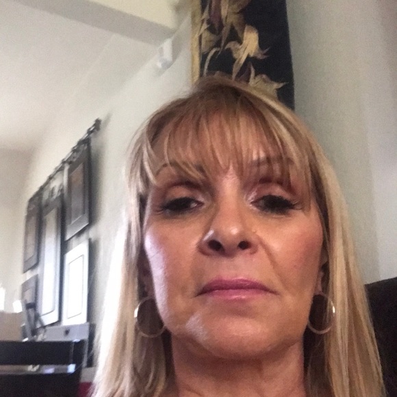 Profile Picture of Tammy Yoder (@shapelyshoiter) on Poshmark