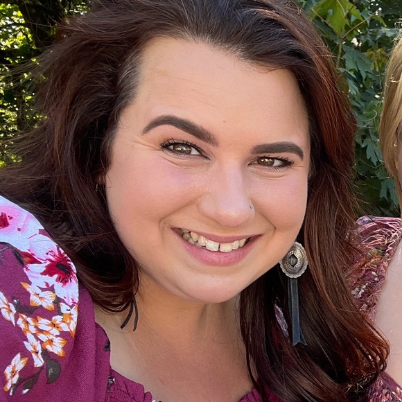 Profile Picture of Danielle Perry (@dpenner) on Poshmark