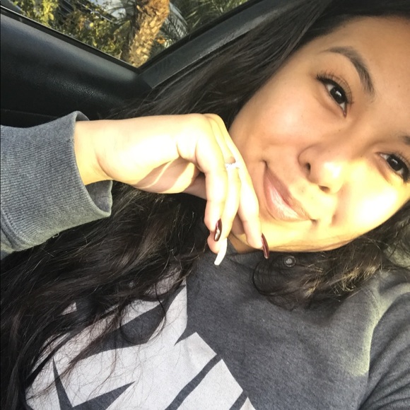 Profile Picture of Daniella Rocha (@daniellar10) on Poshmark