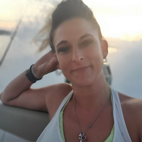 Profile Picture of Stephanie Hollis (@supersteph38196) on Poshmark