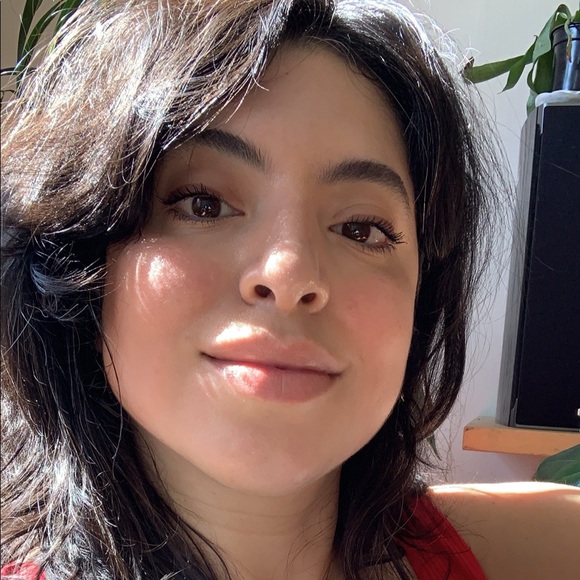 Profile Picture of Lara Diaz (@butterfruit) on Poshmark