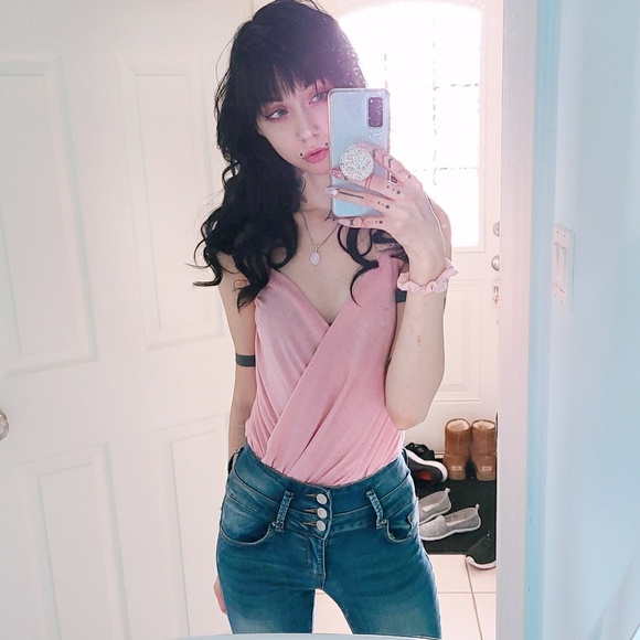 Profile Picture of Violet Starr (@dakotaxstarr) on Poshmark