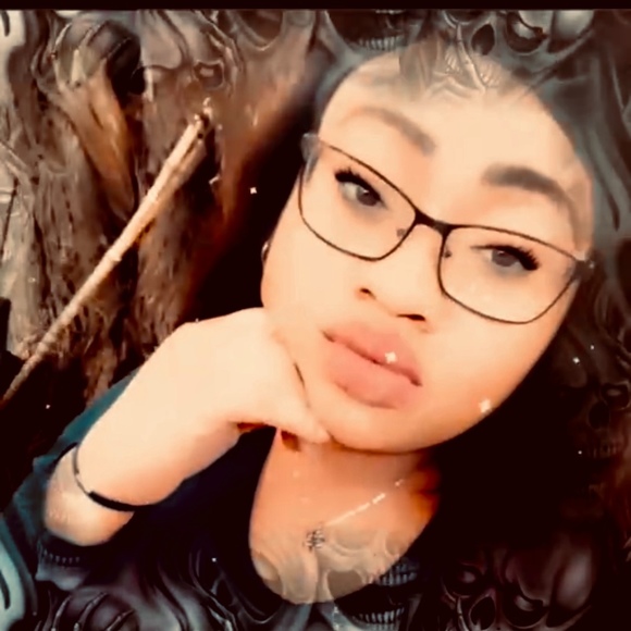 Profile Picture of Shikavia Chisolm (@beautygang25) on Poshmark