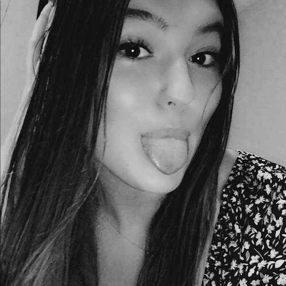 Profile Picture of Ashley Utter (@ashleyutter10) on Poshmark