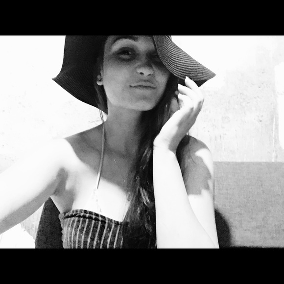 Profile Picture of Karolina Cekala (@linaaa_) on Poshmark