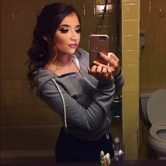 Profile Picture of Paige Clemente (@paigeclemente) on Poshmark