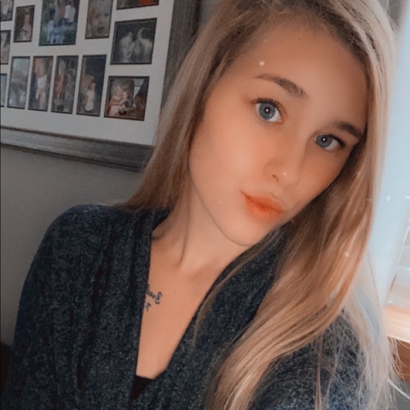 Profile Picture of Alexus Levendusky (@a_levendusky) on Poshmark