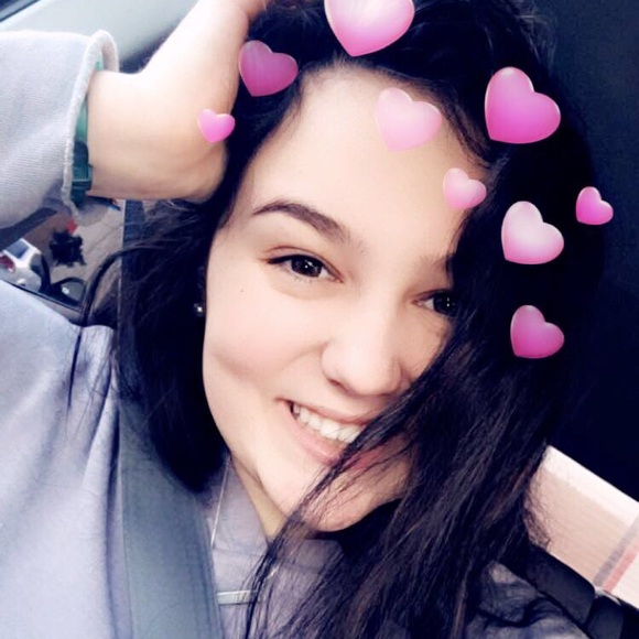 Profile Picture of Julia Eckert (@juliaeeckert12) on Poshmark