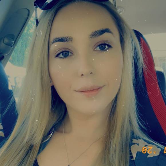 Profile Picture of Brooke Burnside (@bburnside12) on Poshmark