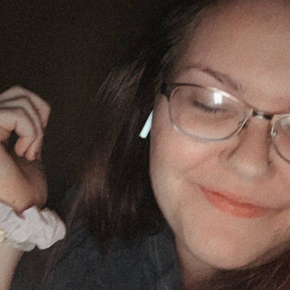 Profile Picture of Alexis Cook (@lexic1012002) on Poshmark