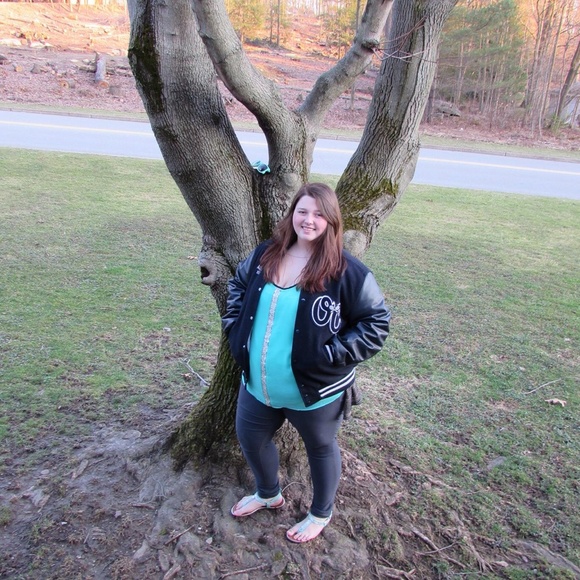 Profile Picture of Alyssa Whitling (@alyssamarie1221) on Poshmark