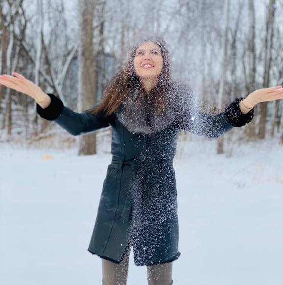 Profile Picture of Alina Baluta (@alinabaluta) on Poshmark