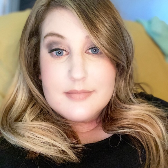 Profile Picture of Danielle Spicer (@dls42112) on Poshmark