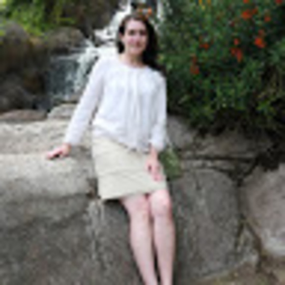 Profile Picture of Lynn Pearce (@rynnpearce) on Poshmark
